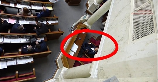 Кива трогал себя за гениталии в сессионном зале. Реакция соцсетей