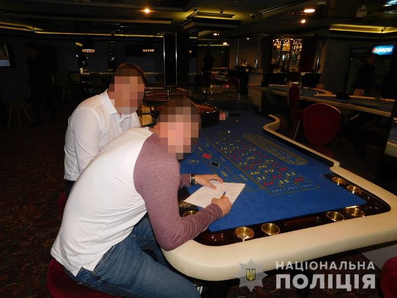 Клиентов подпольного казино в Киеве регистрировали в мобильном приложении (ФОТО, ВИДЕО)