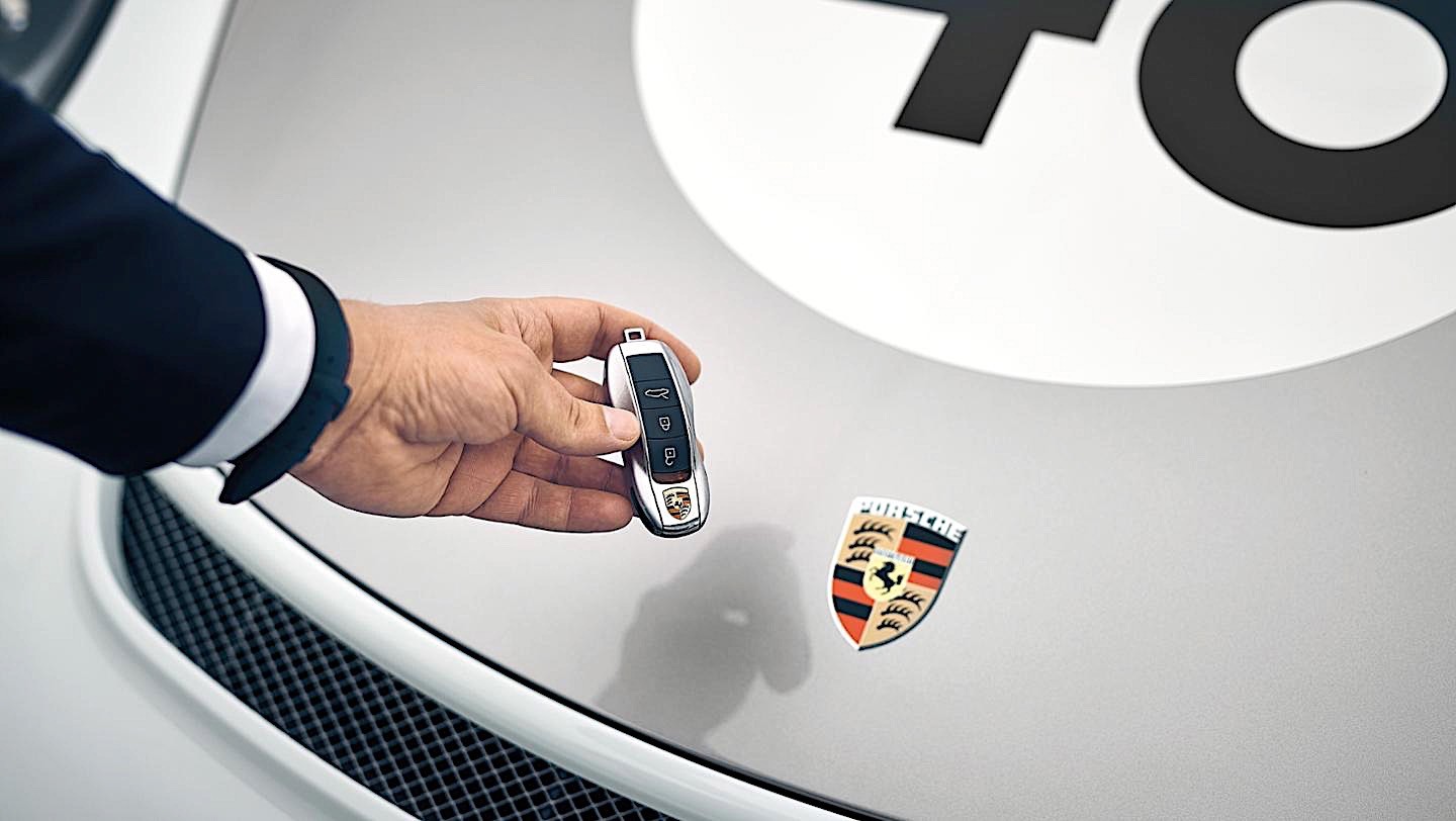 Компания Porsche выпустит спорткар 911 Speedster с позолотой (ФОТО)