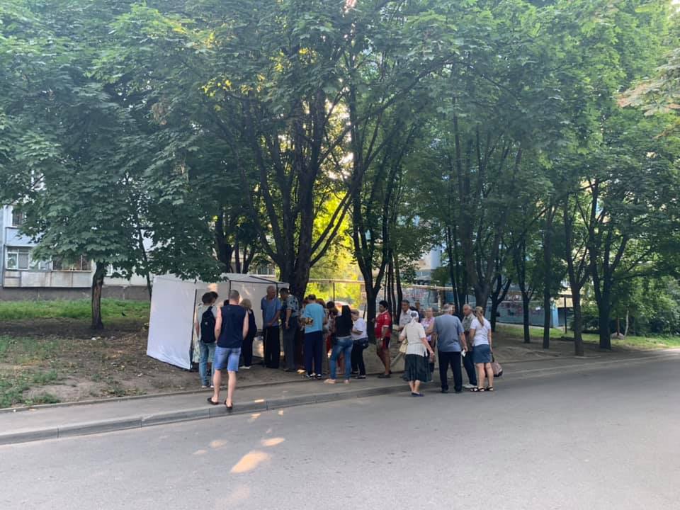 Косвенный подкуп избирателей: В Днепропетровской обл. возле участков продают пирожки и печенье по 5 копеек