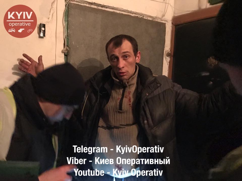 Кровавая вечеринка: В Киеве четверо мужчин подрались из-за девушки, двоих из них госпитализировали с ножевыми ранениями