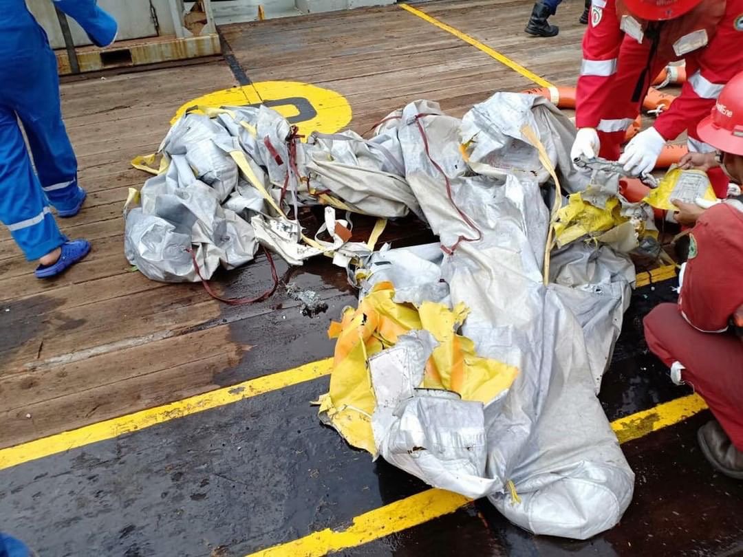 Крушение пассажирского самолета Boeing 737 в Индонезии: Что известно об авиакатастрофе на данный момент