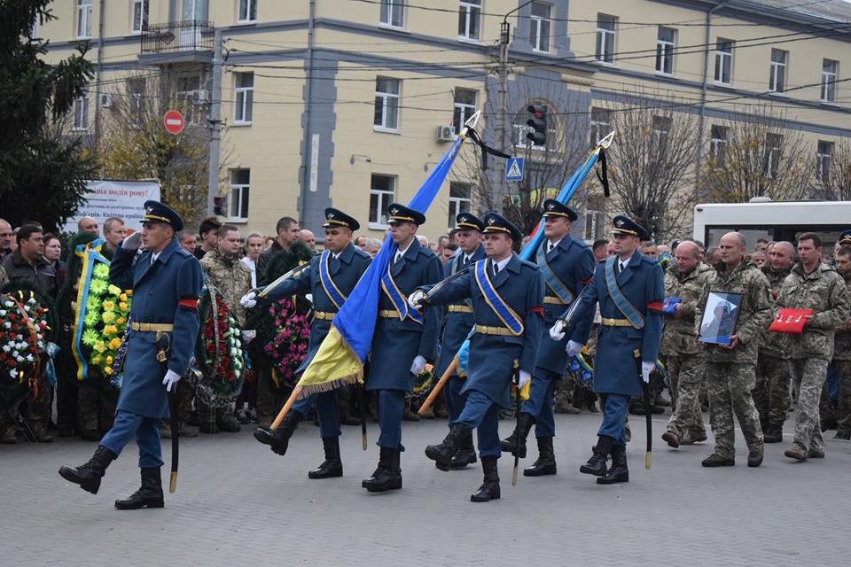Крушение Су-27: В Умани попрощались с погибшим пилотом Иваном Петренко (фото)