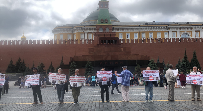 Крымских татар под стенами Кремля задержали за протест против репрессий (ФОТО)