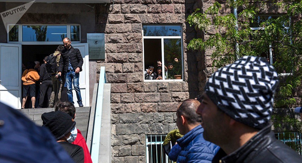 Массовые акции протестов в Ереване: Перекрытые улицы и застрявшие вагоны метро (фото)