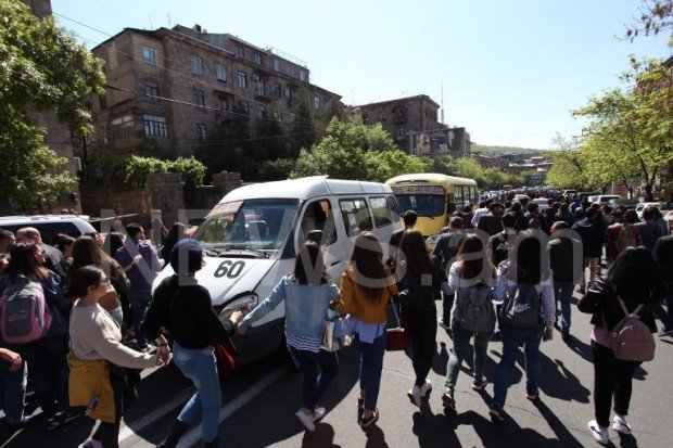 Массовые акции протестов в Ереване: Перекрытые улицы и застрявшие вагоны метро (фото)