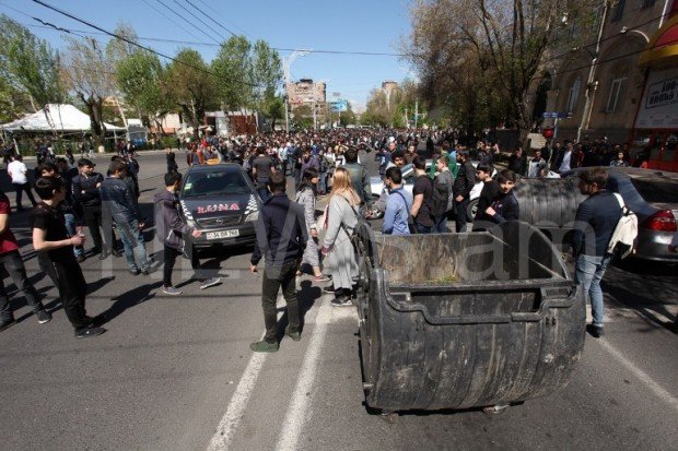 Массовые акции протестов в Ереване: Перекрытые улицы и застрявшие вагоны метро (фото)