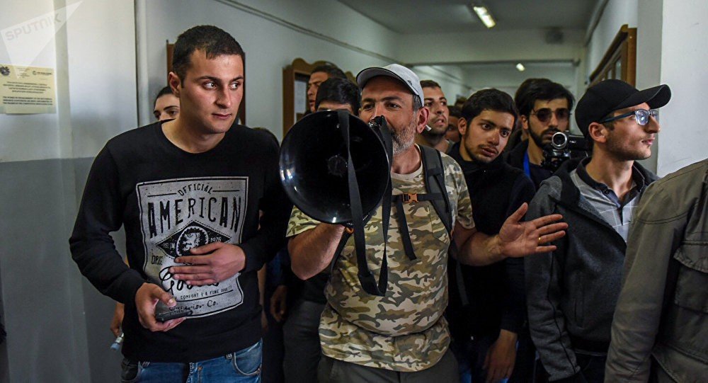 Массовые акции протестов в Ереване: Перекрытые улицы и застрявшие вагоны метро (фото)