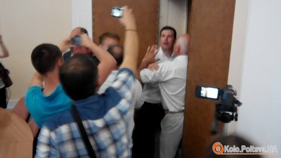 Мэр Полтавы на автомобиле сбил четырех человек во время конфликта во дворе горсовета