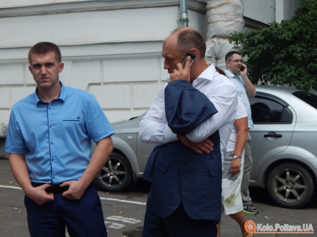 Мэр Полтавы на автомобиле сбил четырех человек во время конфликта во дворе горсовета