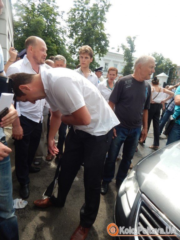 Мэр Полтавы на автомобиле сбил четырех человек во время конфликта во дворе горсовета