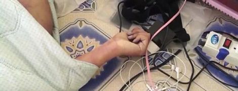 Мережу смішить відео з реготом малюка, який вчить з батьком алфавіт