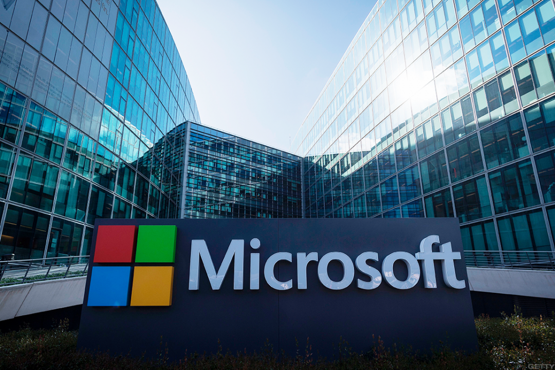 Microsoft представила гаджеты с двойным экраном и новую версию Windows (ФОТО)