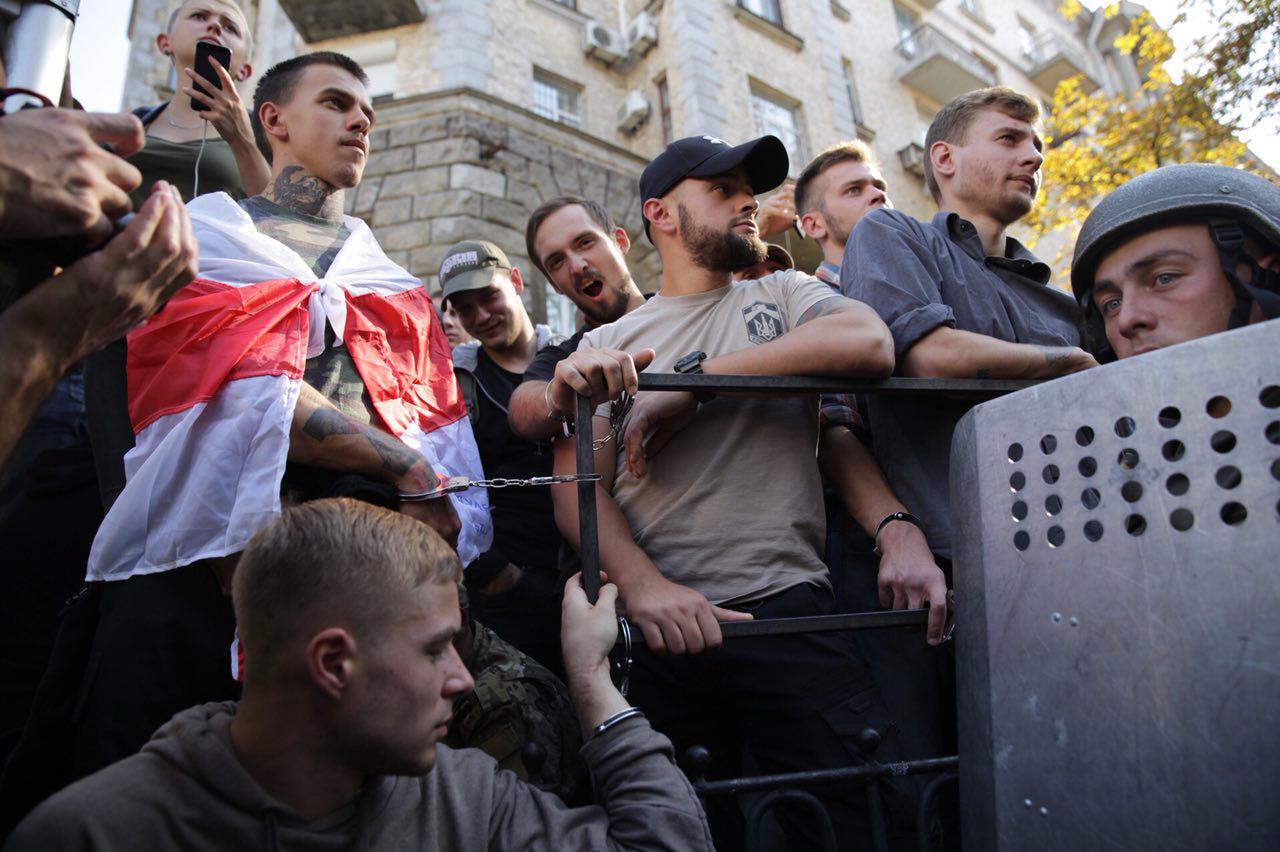 Митинг под Радой переместился к АП: Участники приковали себя наручниками к забору