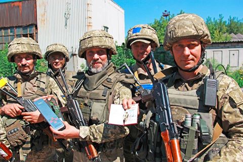 Мобильные группы Минобороны на передовой зоны АТО вручили награды почти 800 военным