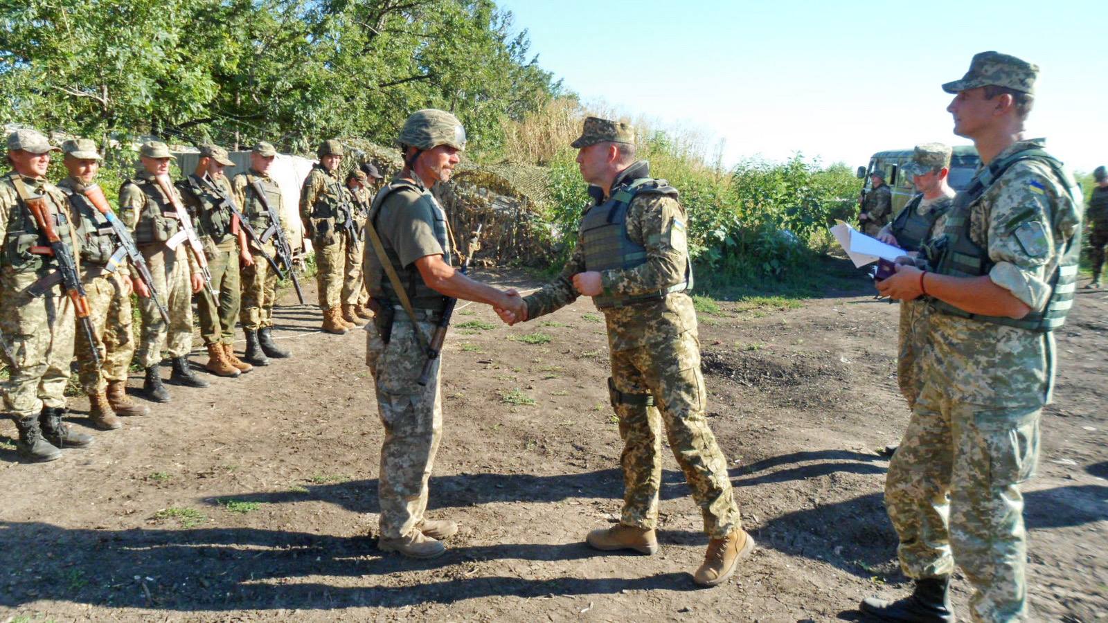 Мобильные группы Минобороны на передовой зоны АТО вручили награды почти 800 военным