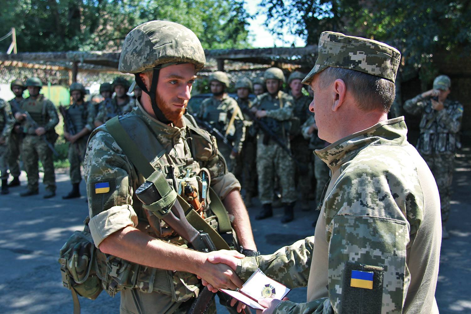 Мобильные группы Минобороны на передовой зоны АТО вручили награды почти 800 военным