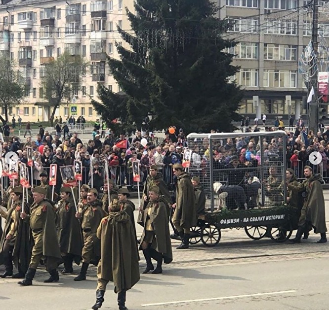 Мрак российского 9 мая: по центру Нижнего Тагила провезли клетку с «пленным немцем» (ФОТО)