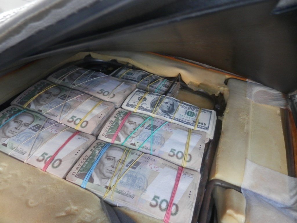 На Донбассе украинец пытался вывезти с оккупированной территории более 3 млн грн