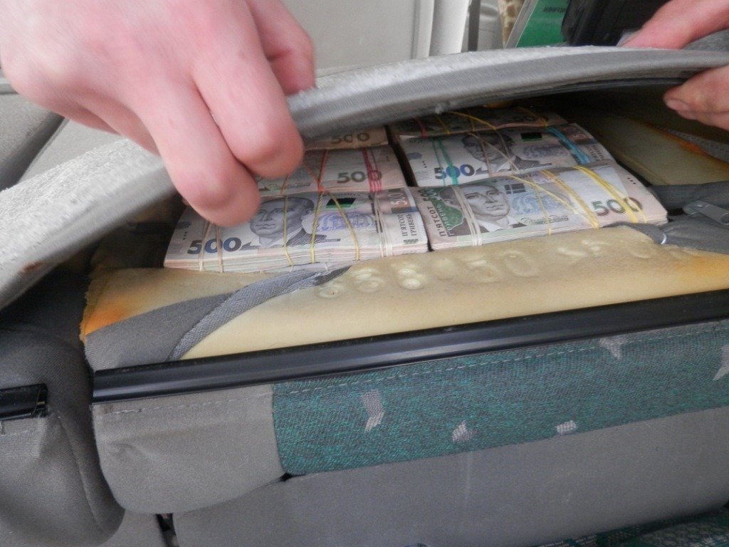 На Донбассе украинец пытался вывезти с оккупированной территории более 3 млн грн