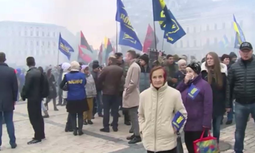 На марше Свободы в Киеве зажгли файеры и дымовую шашку