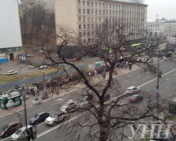 На Майдане с утра собралось около 200 человек