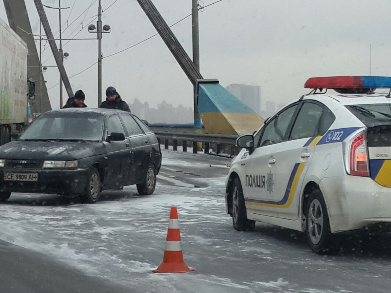 На Московском мосту в Киеве несколько ДТП парализовали движение
