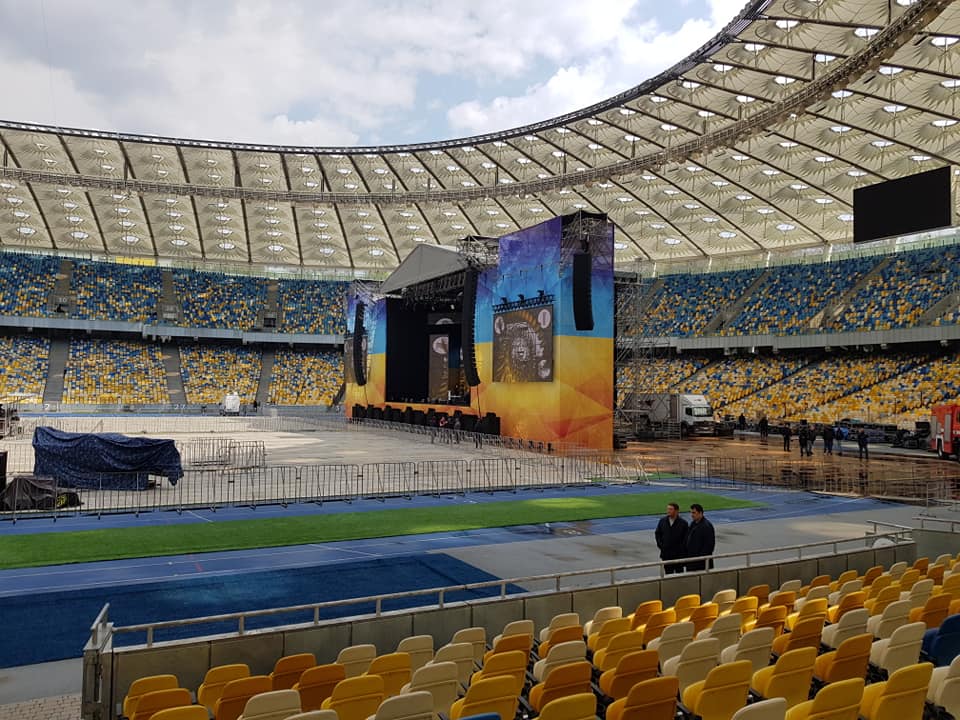 На Олимпийском завершили подготовку к дебатам: Фото и видео изнутри стадиона