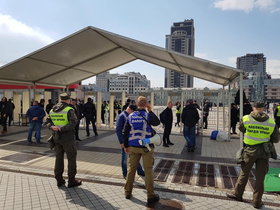На Олимпийском завершили подготовку к дебатам: Фото и видео изнутри стадиона
