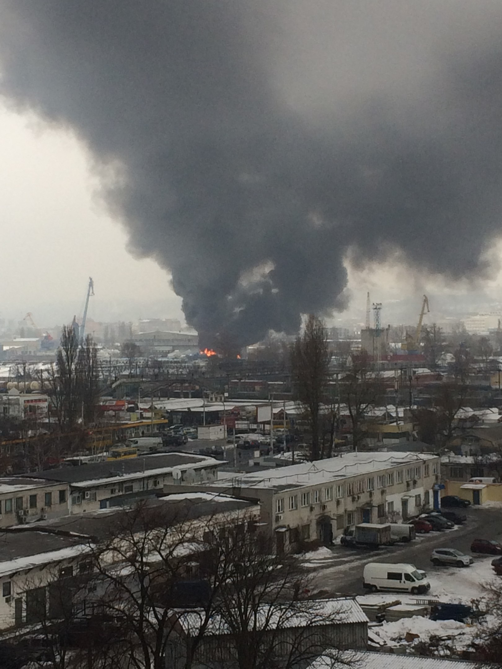 На Подоле в Киеве горят склады, площадь пожара составляет 3000 кв. м