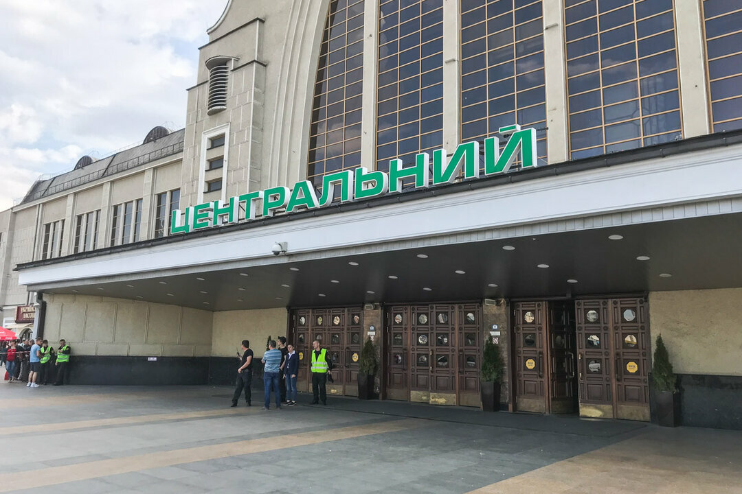 На ремонт дверей Центрального ж/д вокзала Киева потратят более 3,5 млн грн