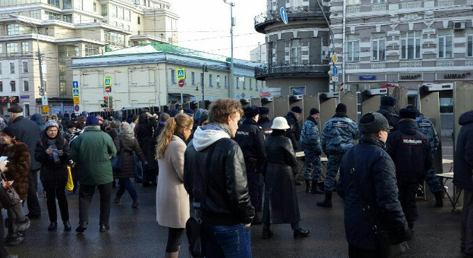 На шествие памяти Немцова собрались от 5 до 20 тыс. человек