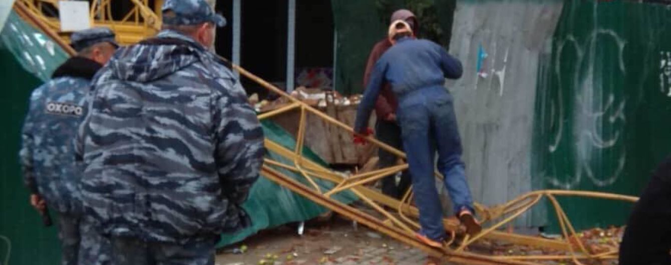 На столичном Печерске упал строительный кран