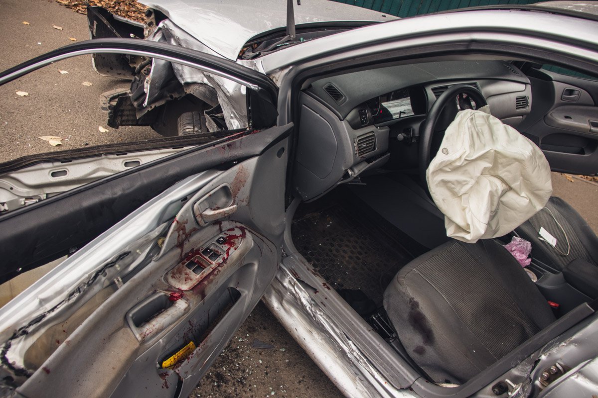 На столичном проспекте Лобановского Mitsubishi протаранил три автомобиля и вылетел на тротуар