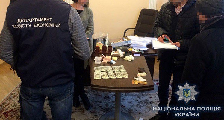 На Волыни за взятку задержали руководителя суда и адвоката