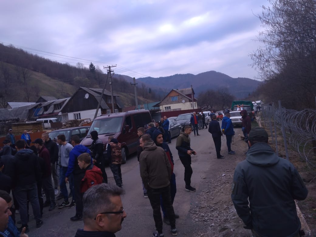 На Закарпатье местные жители противодействуют установке забора на границе с Румынией