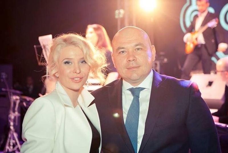 Нескінченна історія: співробітниця Адміністрації президента продовжує переслідувати власну дочку