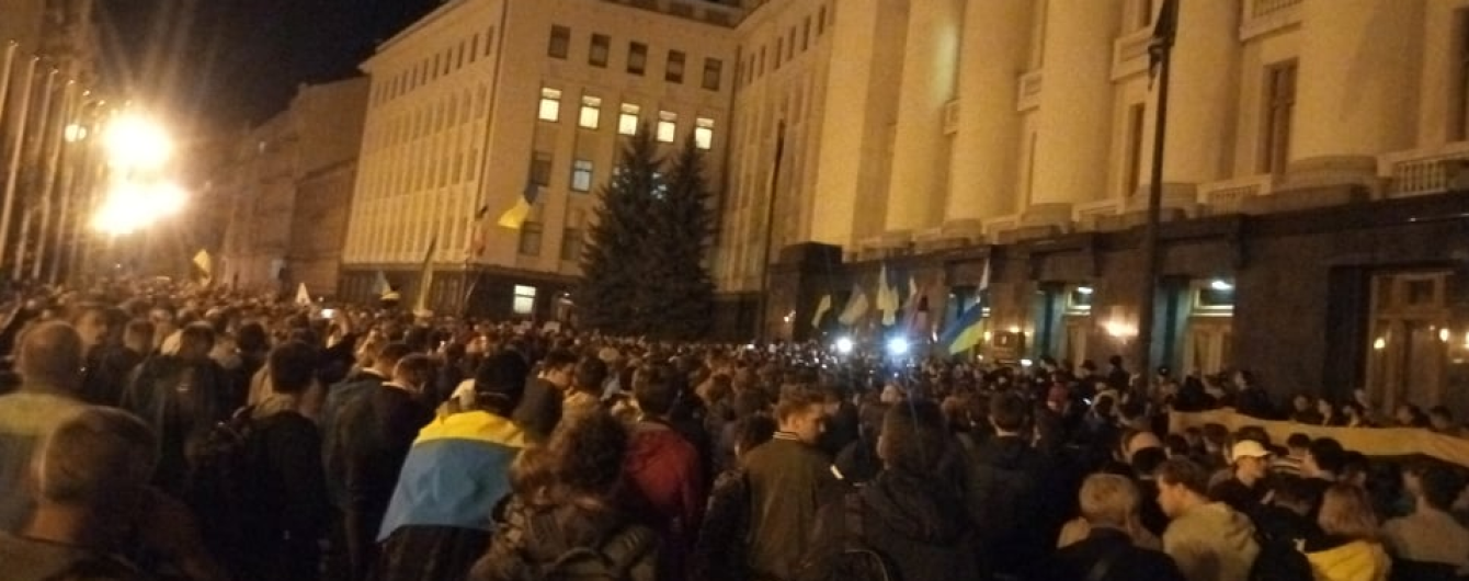 Нет капитуляции!. Сотни украинцев второй вечер подряд вышли на акции против формулы Штайнмайера