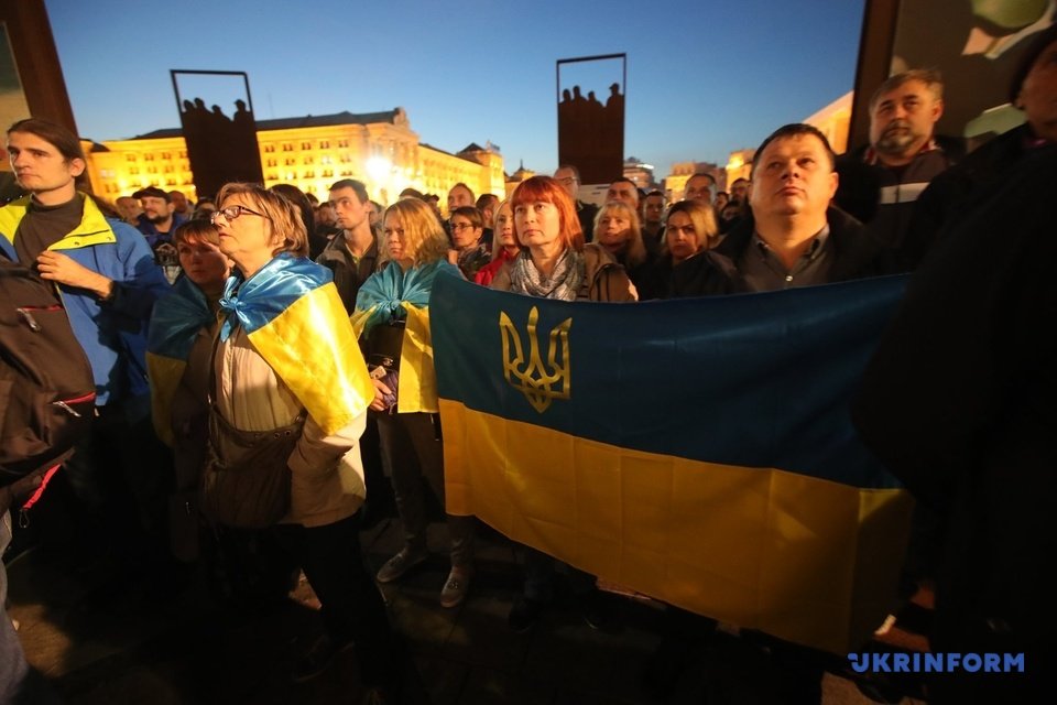 Нет капитуляции!: Участники акции протеста против формулы Штайнмайера отправились к Офису президента