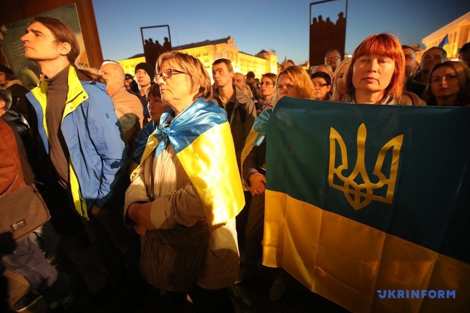 Нет капитуляции!: Участники акции протеста против формулы Штайнмайера отправились к Офису президента