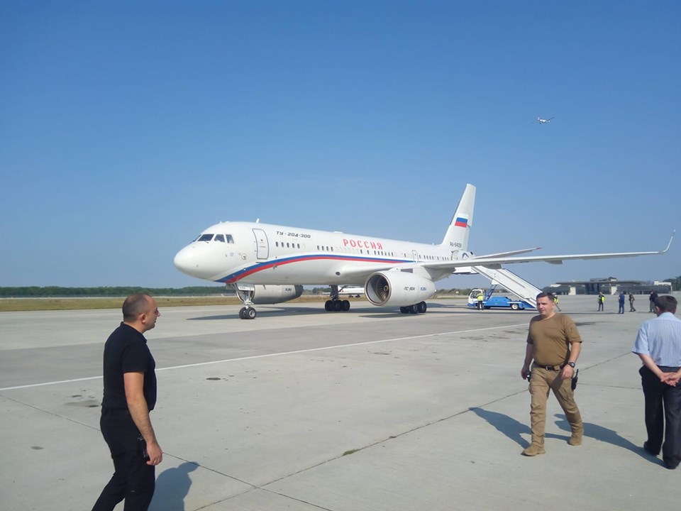 Обмен пленными: в «Борисполе» сел российский самолет, прибыли автобусы с российскими заключенными (ФОТО)