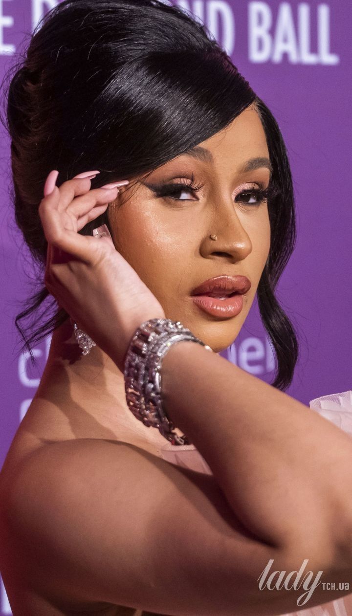 Оце декольте: Cardi B у латексному міні блиснула пишними грудьми