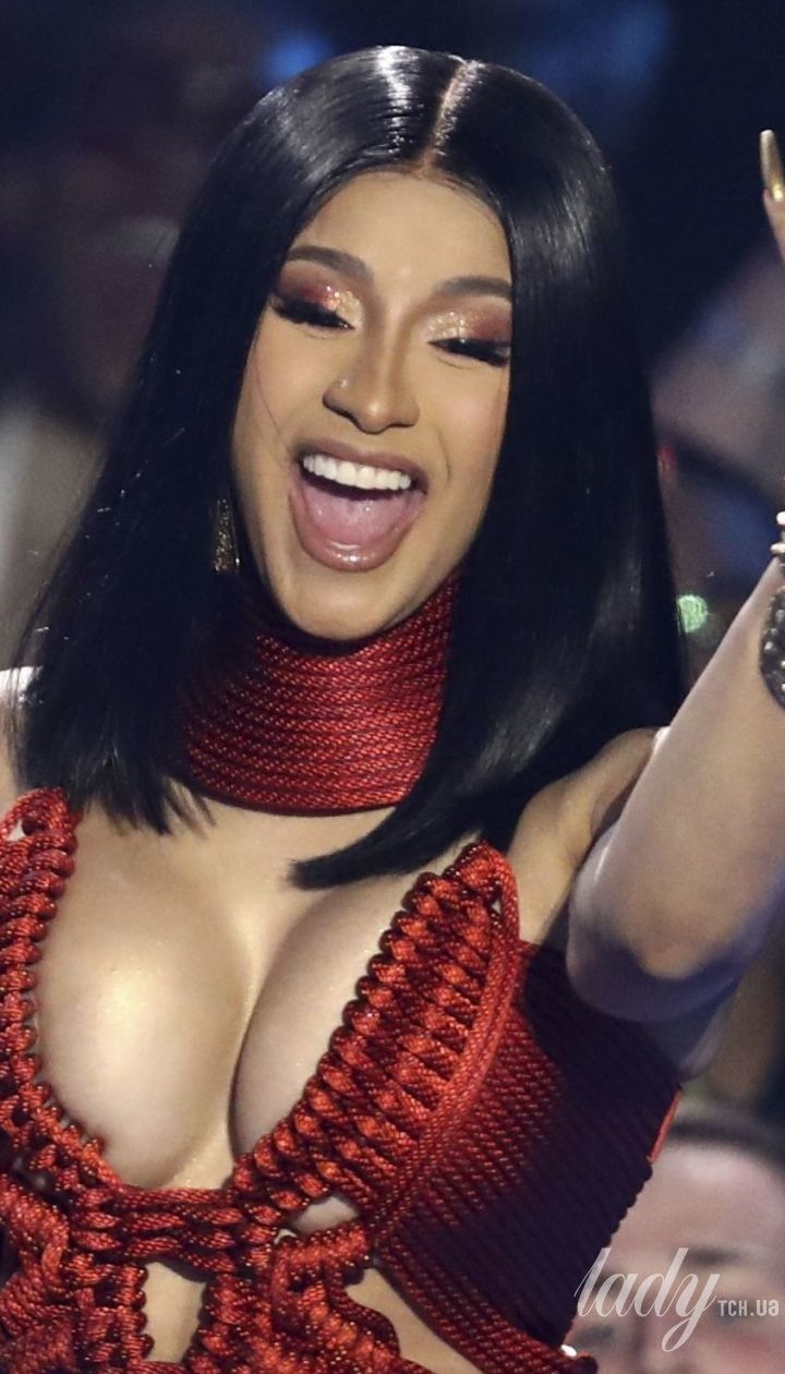 Оце декольте: Cardi B у латексному міні блиснула пишними грудьми