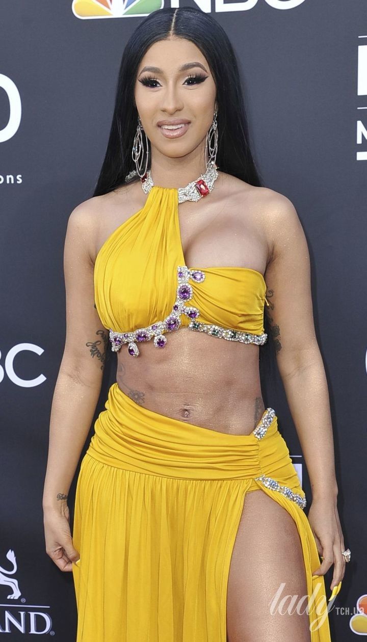 Оце декольте: Cardi B у латексному міні блиснула пишними грудьми