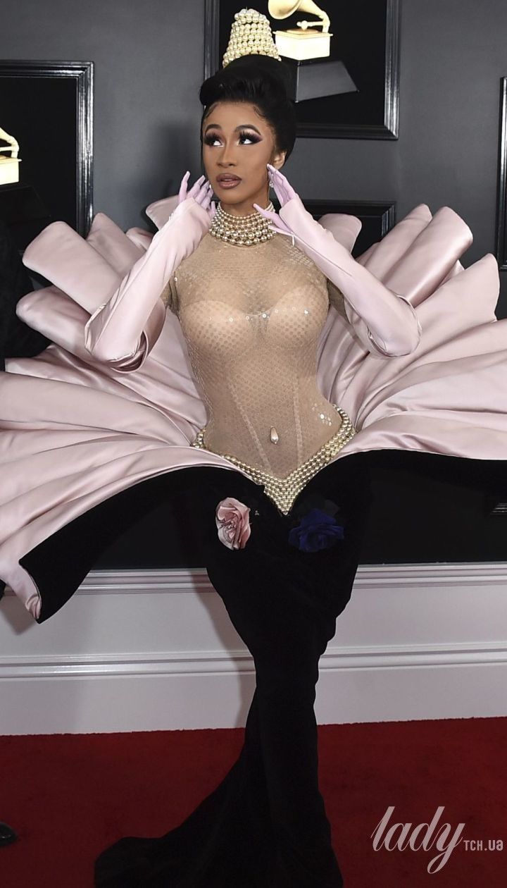 Оце декольте: Cardi B у латексному міні блиснула пишними грудьми