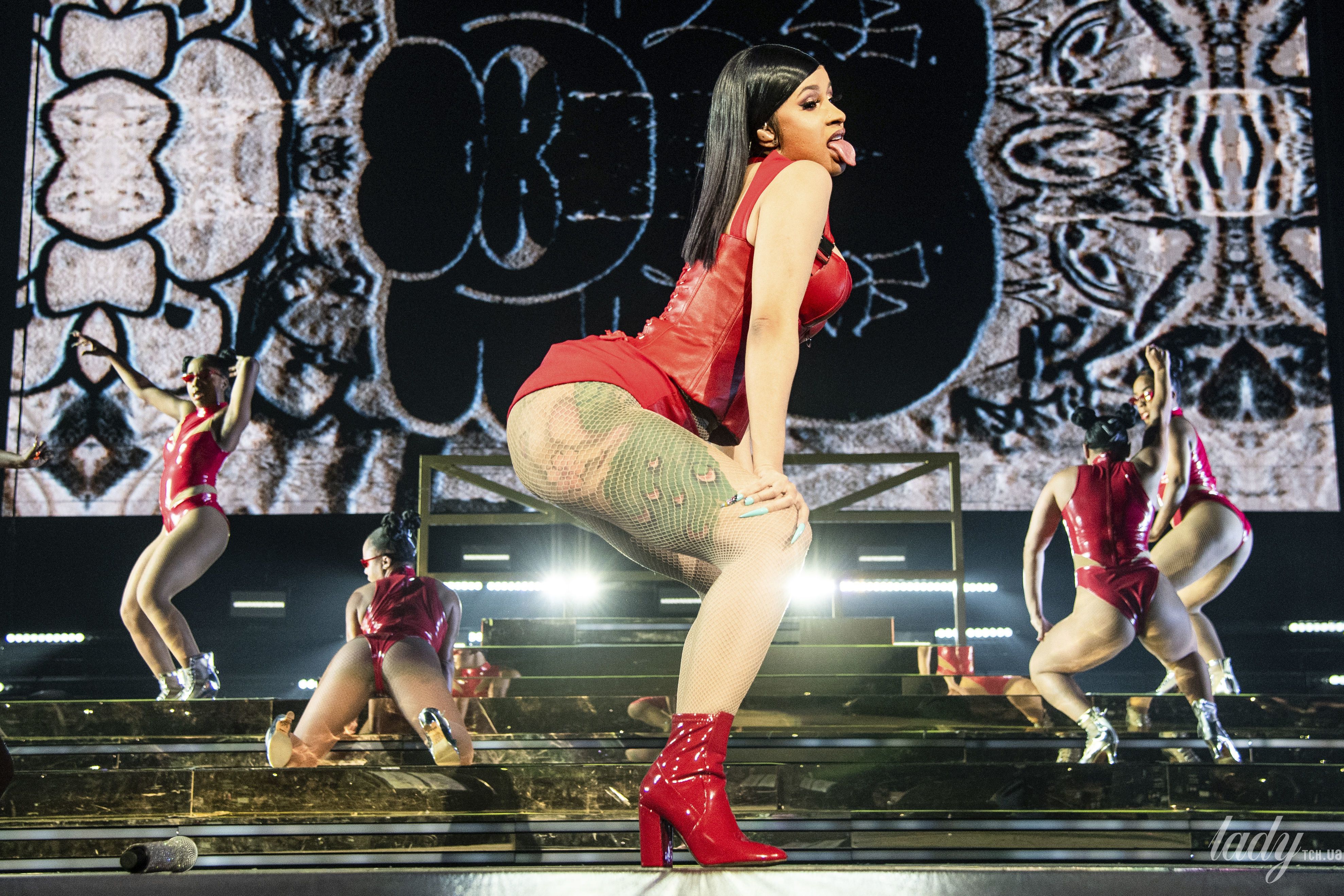 Оце декольте: Cardi B у латексному міні блиснула пишними грудьми