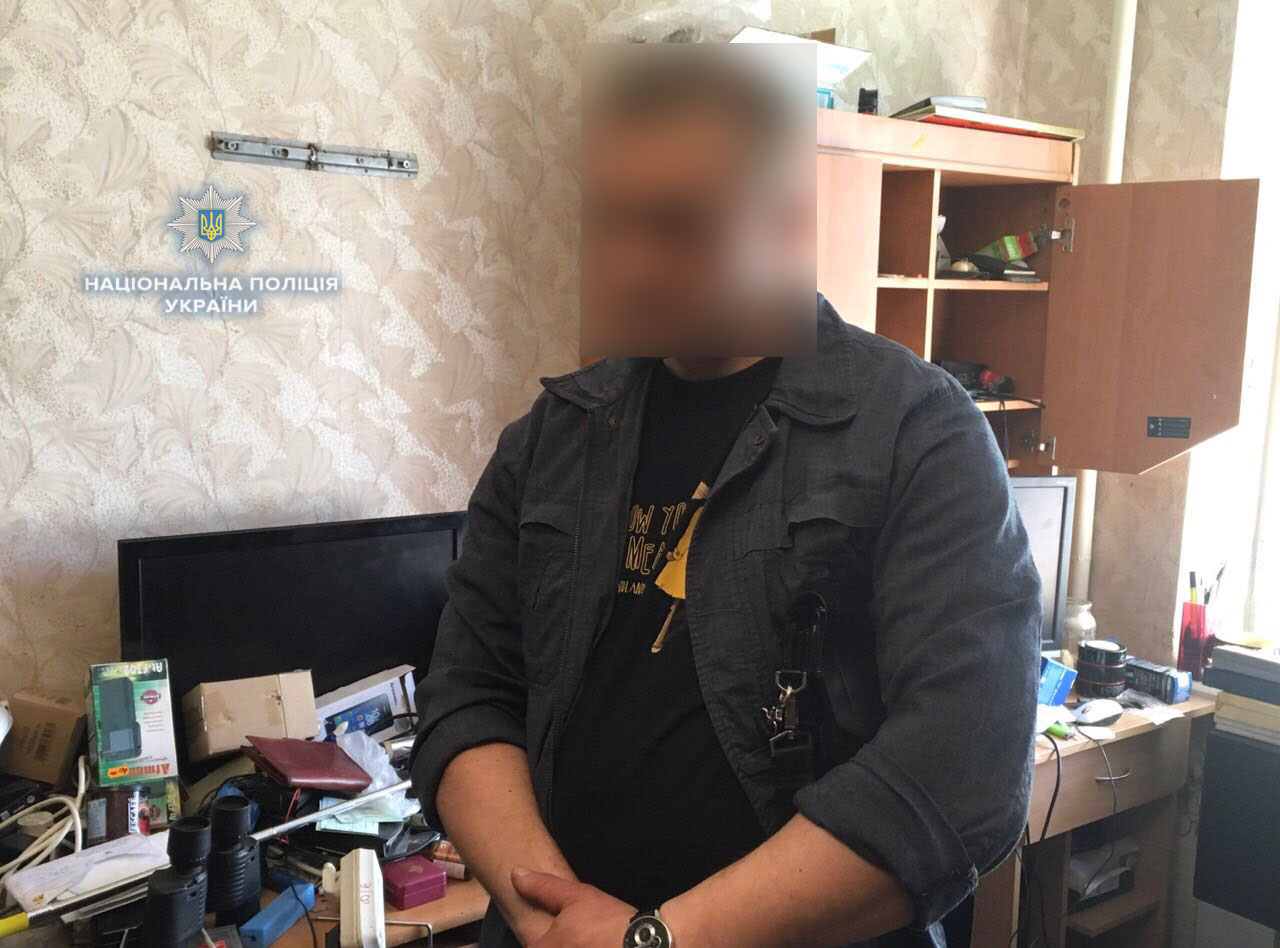 От холодного оружия до артснарядов: В квартире жителя Ровно нашли склад оружия