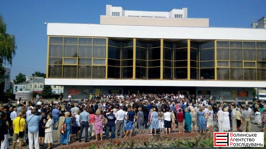Панихида по Игорю Еремееву в соборе завершилась, прощание продолжается в Волынском драмтеатре