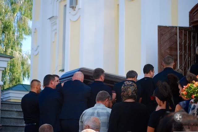 Панихида по Игорю Еремееву в соборе завершилась, прощание продолжается в Волынском драмтеатре