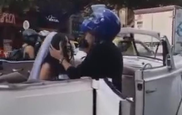 Парень пытался сорвать свадьбу бывшей поцелуем